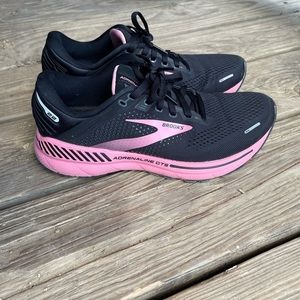 Brooks Adrenaline GTS size 9 womens barely worn